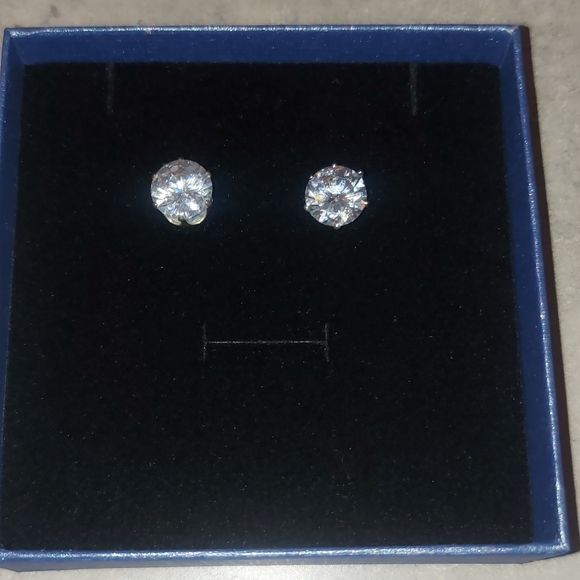 Stud Earrings - Picture 4 of 9
